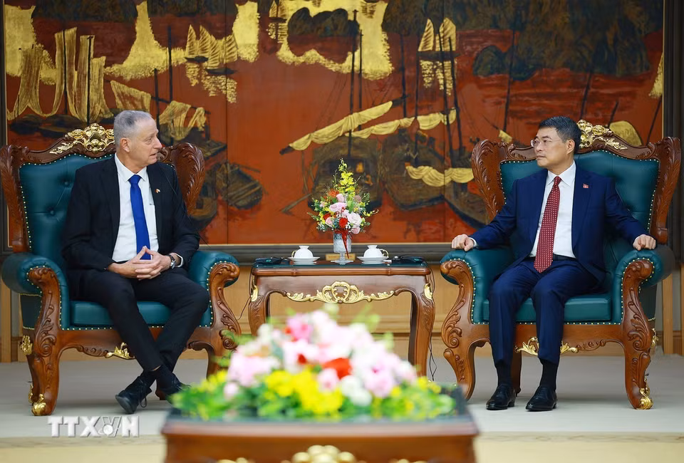 Thủ tướng Lê Minh Hưng tiếp Đại sứ Israel Yaron Mayer đến chào kết thúc nhiệm kỳ công tác. (Ảnh: Dương Giang/TTXVN)