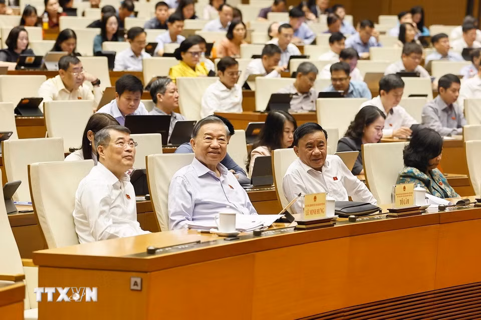 Tổng Bí thư, Chủ tịch nước Tô Lâm và các đồng chí lãnh đạo Đảng, Nhà nước, đại biểu Quốc hội dự thảo luận ở hội trường về định hướng chính sách sửa đổi Luật Kinh doanh bất động sản và về nội dung cơ chế, chính sách đối với dự án xây dựng khu đô thị lấn biển để tích hợp vào dự án Luật Phát triển đô thị. (Ảnh: Doãn Tấn/TTXVN)