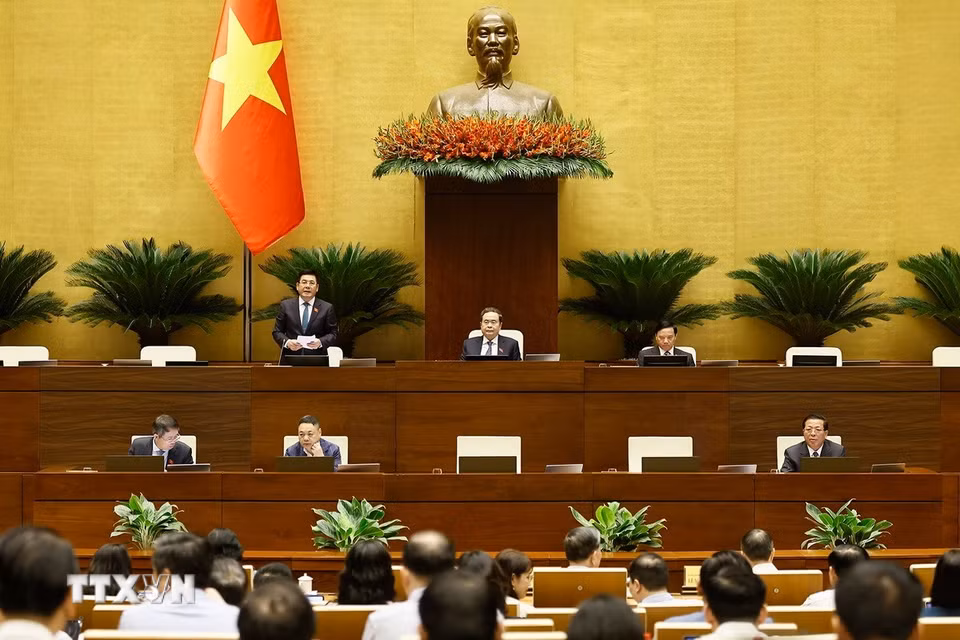 Phó Chủ tịch Quốc hội Nguyễn Hồng Diên điều hành phiên họp. (Ảnh: Doãn Tấn/TTXVN)