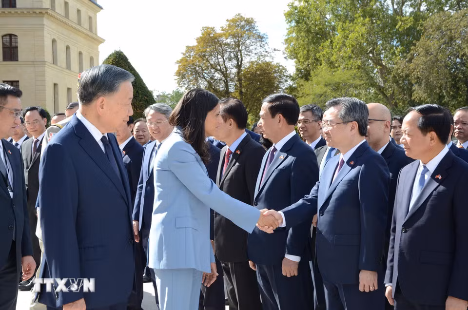 Tổng Bí thư, Chủ tịch nước Tô Lâm giới thiệu thành viên đoàn cấp cao Việt Nam với Bộ trưởng đặc trách về Cộng đồng Pháp ngữ, Quan hệ đối tác quốc tế và người Pháp ở nước ngoài Eleonor Caroit. (Ảnh: Hữu Chiến/TTXVN)