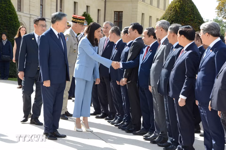 Tổng Bí thư, Chủ tịch nước Tô Lâm giới thiệu thành viên đoàn cấp cao Việt Nam với Bộ trưởng đặc trách về Cộng đồng Pháp ngữ, Quan hệ đối tác quốc tế và người Pháp ở nước ngoài Eleonor Caroit. (Ảnh: Hữu Chiến/TTXVN)