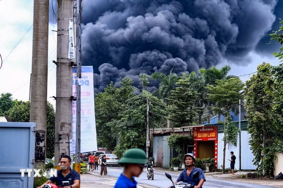 Cột khói đen dày đặc bốc cao từ vụ cháy xưởng nhựa tại tổ dân phố Phượng Đồng, phường Chương Mỹ, thành phố Hà Nội. (Ảnh: TTXVN phát)