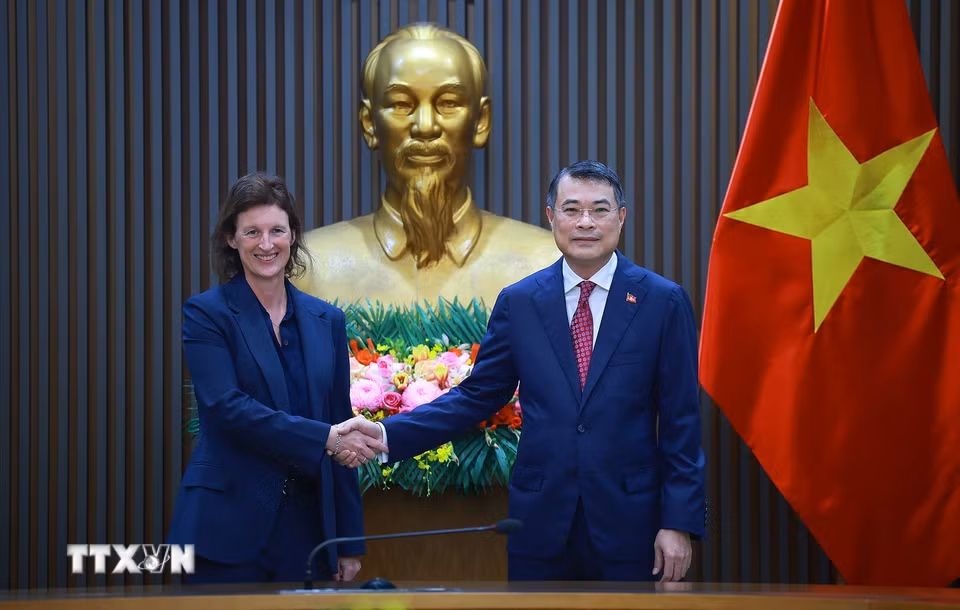 Thủ tướng Lê Minh Hưng tiếp bà Fiona Bassett, Tổng Giám đốc Điều hành FTSE Russell. (Ảnh: Dương Giang/TTXVN)