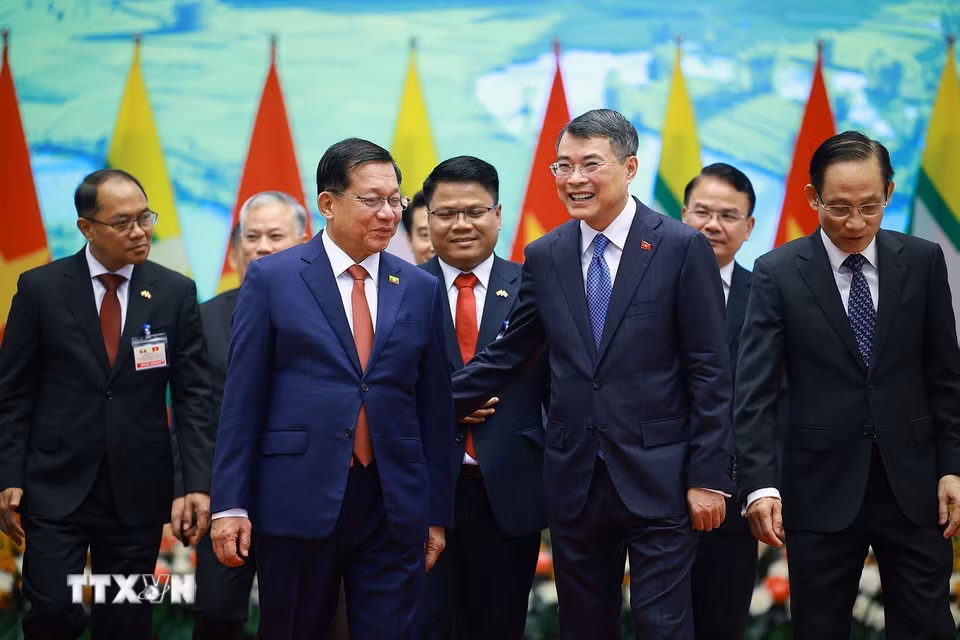 Thủ tướng Lê Minh Hưng và Tổng thống nước Cộng hòa Liên bang Myanmar Min Aung Hlaing. (Ảnh: Dương Giang/TTXVN)