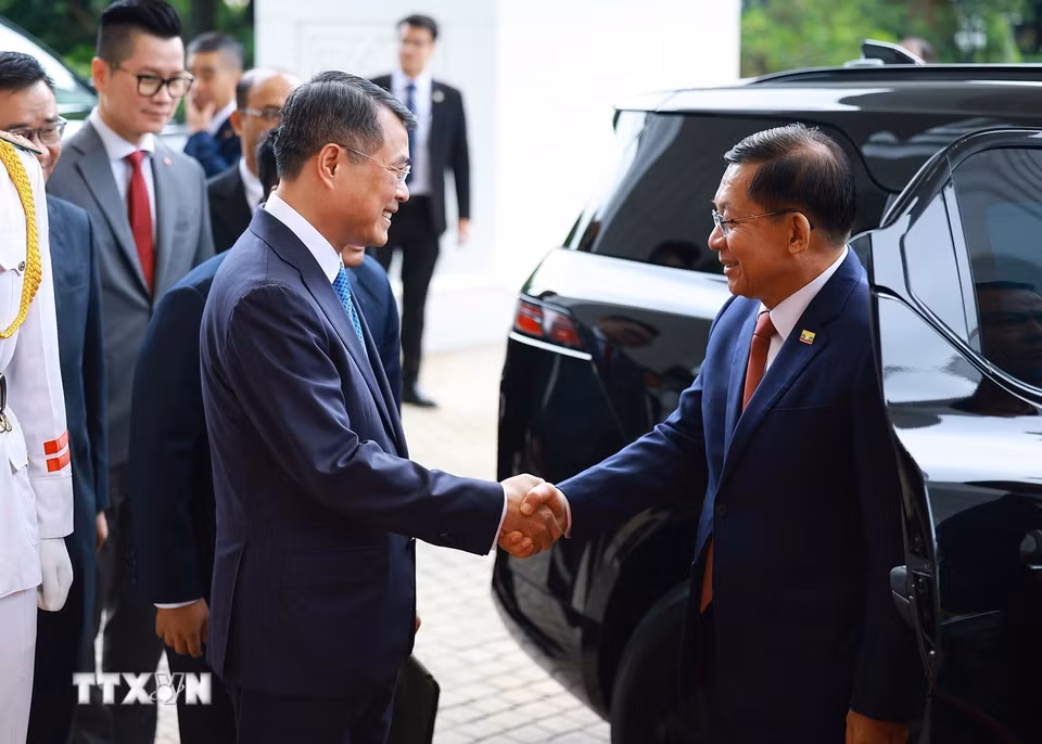 Thủ tướng Lê Minh Hưng đón Tổng thống nước Cộng hòa Liên bang Myanmar Min Aung Hlaing. (Ảnh: Dương Giang/TTXVN)