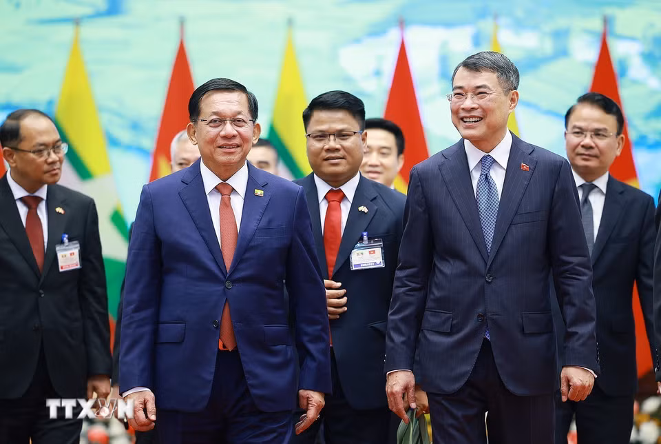 Thủ tướng Lê Minh Hưng và Tổng thống nước Cộng hòa Liên bang Myanmar Min Aung Hlaing. (Ảnh: Dương Giang/TTXVN)
