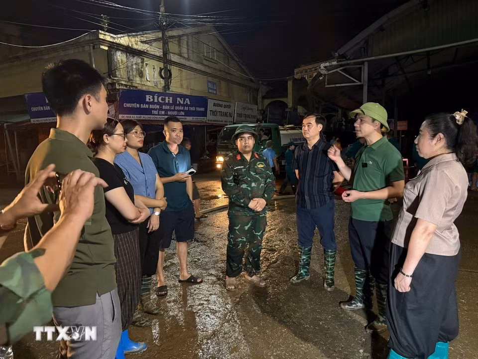 Các lực lượng chức năng phường Kỳ Lừa triển khai nhiệm vụ khắc phục hậu quả sau lũ tại chợ Giếng Vuông, tỉnh Lạng Sơn. (Ảnh: Tiến Vĩnh/TTXVN)