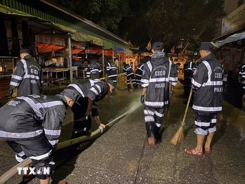 Các chiến sỹ chuẩn bị hệ thống nước để thau rửa toàn bộ chợ. (Ảnh: Tiến Vĩnh/TTXVN)