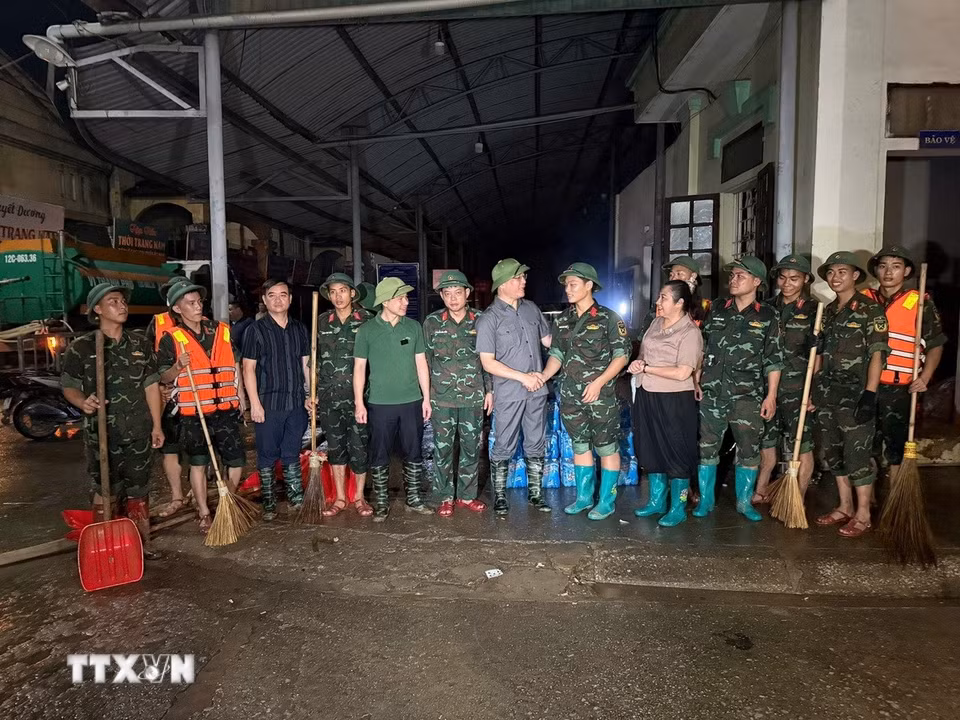 Lãnh đạo tỉnh Lạng Sơn động viên các lực lượng khắc phục hậu quả sau bão lũ. (Ảnh: Tiến Vĩnh/TTXVN)