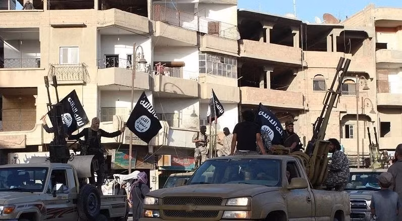 Các tay súng IS tại thành phố Raqa (Syria) hồi năm 2014. (Ảnh: AFP/TTXVN)