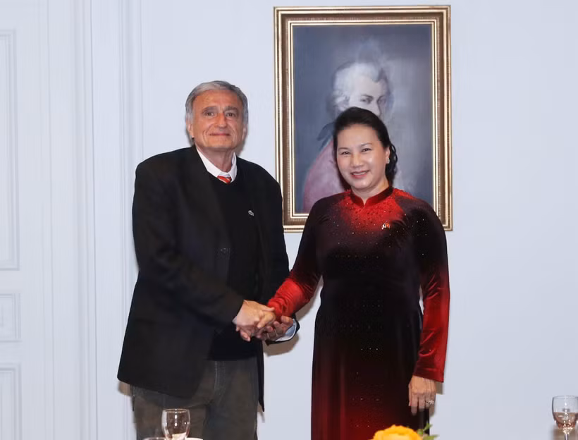 Chủ tịch Quốc hội Nguyễn Thị Kim Ngân tiếp đoàn Hội hữu nghị Pháp-Việt do ông Jean – Pierre Archambault, Tổng Thư ký Hội hữu nghị Pháp-Việt làm trưởng đoàn đến chào. (Ảnh: Trọng Đức/TTXVN)