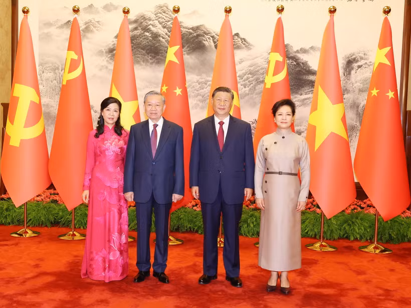Tổng Bí thư, Chủ tịch nước Trung Quốc Tập Cận Bình và Phu nhân cùng Tổng Bí thư, Chủ tịch nước Tô Lâm và Phu nhân chụp ảnh chung. (Ảnh: Trí Dũng/TTXVN)