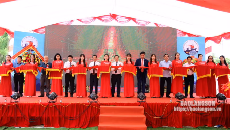 Ông Đoàn Thanh Sơn, Phó Chủ tịch Ủy ban Nhân dân tỉnh Lạng Sơn, cùng các đại biểu cắt băng khánh thành Nhà máy Thủy điện Bản Nhùng. (Nguồn: Báo Lạng Sơn)
