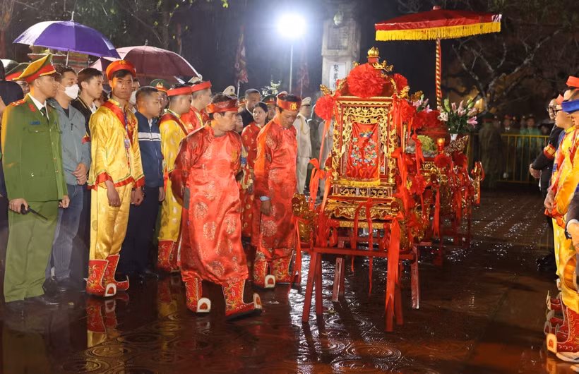 Nghi thức rước kiệu tại lễ Khai ấn đền Trần xuân Giáp Thìn 2024. (Ảnh: Công Luật/TTXVN)