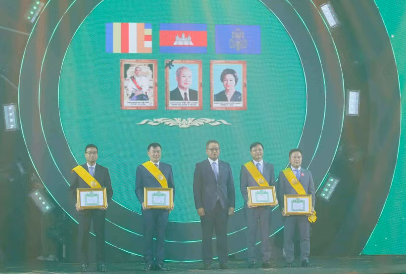 Phó Thủ tướng Campuchia Tea Seiha trao Huân chương Monisaraphon cao quý hạng Moha Sereyvath của Hoàng gia Campuchia cho công ty Metfone và 3 cá nhân thuộc Tập đoàn Viettel và Công ty Metfone. (Ảnh: Huỳnh Thảo/TTXVN)