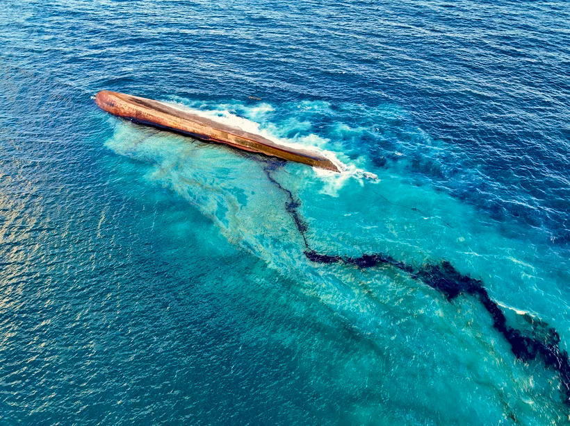 Vết dầu loang từ con tàu bị lật ngoài khơi bờ biển Trinidad & Tobago ngày 10/2/2024. (Ảnh: AFP/TTXVN)