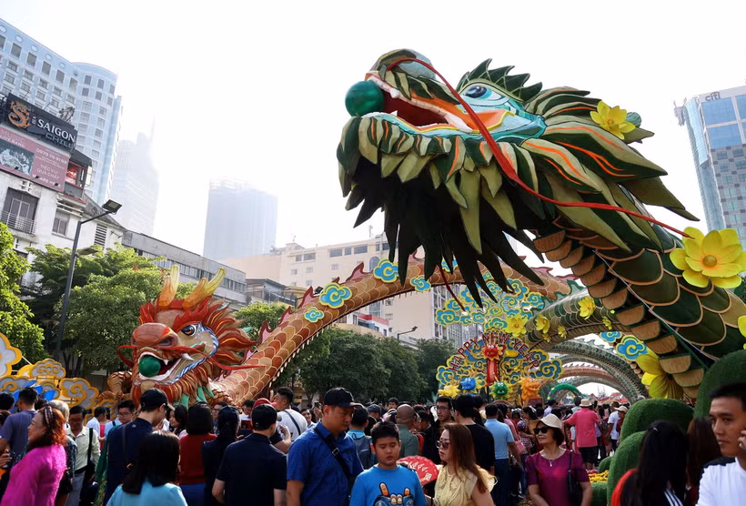 Cặp linh vật rồng ngậm ngọc gây ấn tượng với khách tham quan ở cổng vào Đường hoa Nguyễn Huệ Tết Giáp Thìn 2024. (Ảnh: Hồng Đạt/TTXVN)