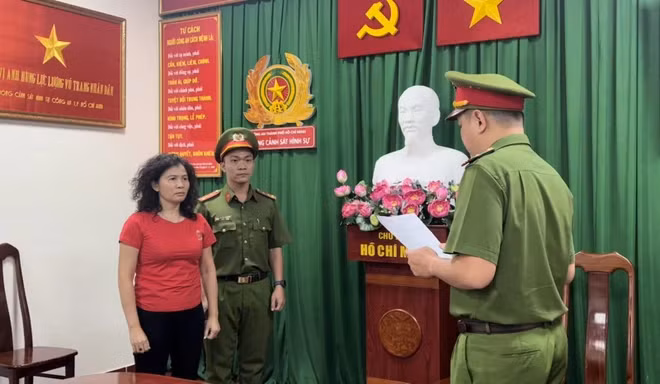 Công an Thành phố Hồ Chí Minh đọc lệnh bắt bị can Đặng Thị Hàn Ni tối 25/2. (Ảnh: Công an TP. Hồ Chí Minh cung cấp)