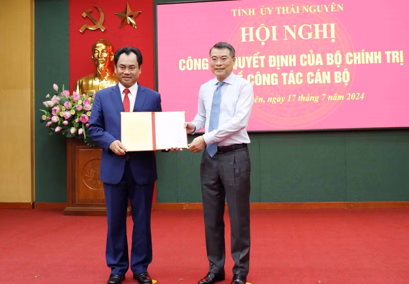 Trưởng Ban Tổ chức Trung ương Lê Minh Hưng (phải) trao Quyết định của Bộ Chính trị cho ông Trịnh Việt Hùng. (Ảnh: Trần Trang/TTXVN)