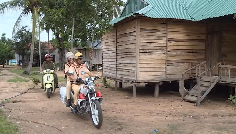 Công an huyện Kong Chro dùng loa di động, tuyên truyền đến từng hộ gia đình người dân tộc thiểu số về tác hại của việc uống rượu, bia khi tham gia giao thông. (Ảnh: Hồng Điệp/TTXVN)