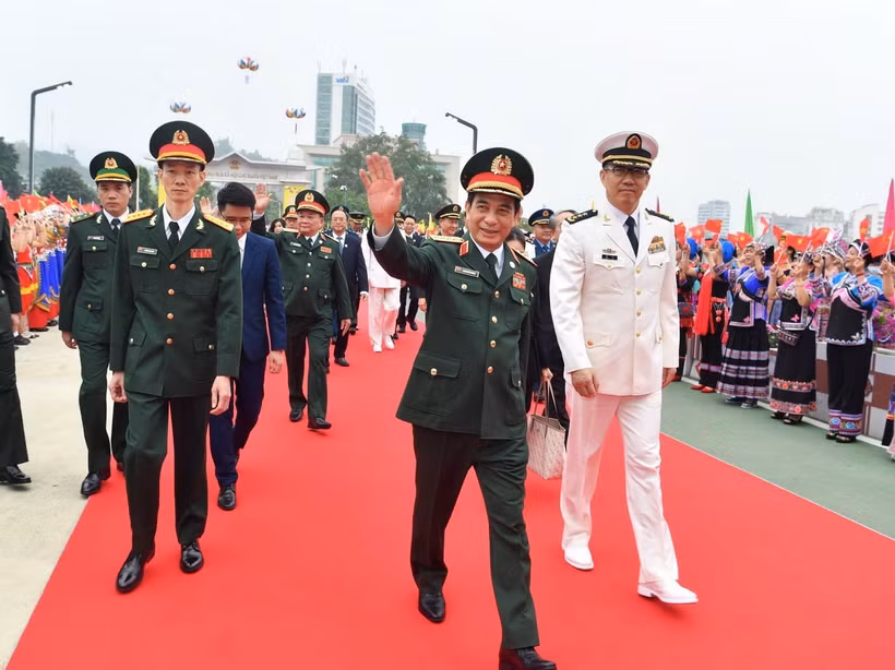 Bộ trưởng Quốc phòng Trung Quốc Đổng Quân đón Bộ trưởng Quốc phòng Phan Văn Giang và các đại biểu sang giao lưu. (Ảnh: TTXVN phát)