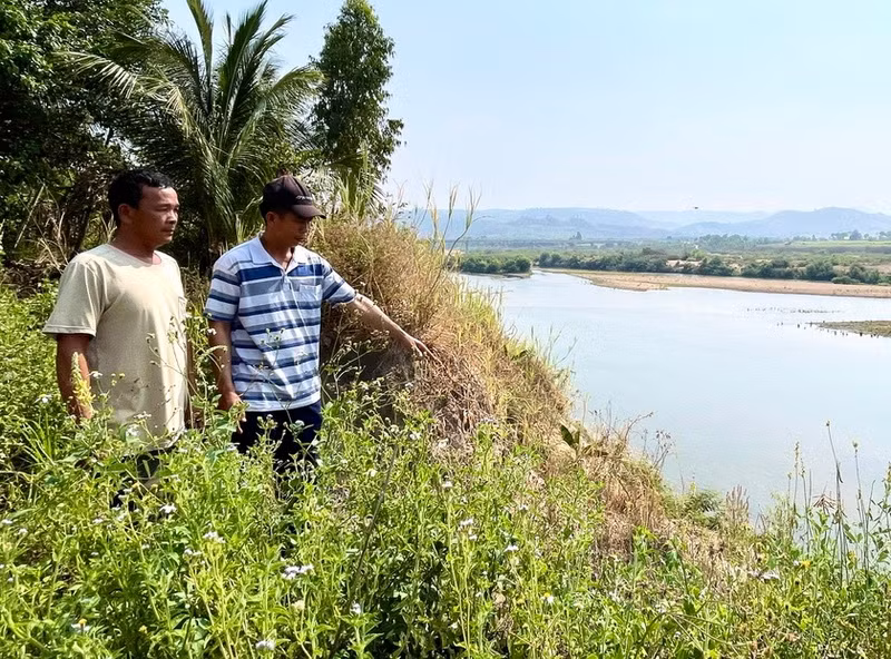 Người dân mong muốn các cấp ngành, địa phương sớm có phương án hỗ trợ xây kè chống sạt lở bờ sông nhằm bảo vệ tính mạng và tài sản của mình. (Nguồn: Báo Gia Lai)