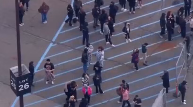 Khách hàng chờ đợi bên ngoài American Dream Mall. (Nguồn: SkyFox)