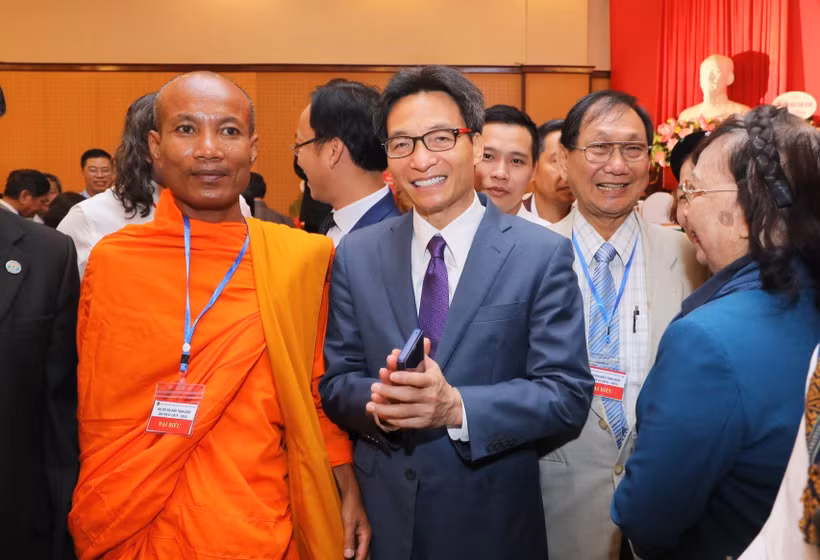 Phó thủ tướng Chính phủ Vũ Đức Đam cùng các đại biểu dân tộc thiểu số tại Đại hội. (Ảnh: Thành Đạt/TTXVN) 