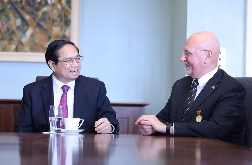 Thủ tướng Phạm Minh Chính tiếp Giáo sư Roberto Rabel, Chủ tịch Hội hữu nghị New Zealand-Việt Nam. (Ảnh: Dương Giang/TTXVN)