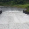 Công ty TNHH Một thành viên Khai thác thủy lợi Thái Nguyên vận hành xả nước qua tràn hồ Núi Cốc. (Nguồn: Cổng thông tin điện tử UBND tỉnh Thái Nguyên)