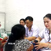Thăm khám miễn phí cho người dân. (Ảnh: Văn Tý/TTXVN)