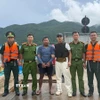 Lực lượng chức năng tiếp cận, tiến hành bắt giữ Trần Văn Phúc lẩn trốn trên tàu cá BT 92907 TS và dẫn giải đối tượng vào bờ. (Ảnh: TTXVN phát)