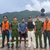 Lực lượng chức năng tiếp cận, tiến hành bắt giữ Trần Văn Phúc lẩn trốn trên tàu cá BT 92907 TS và dẫn giải đối tượng vào bờ. (Ảnh: TTXVN phát)