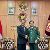 Thượng tướng Hoàng Xuân Chiến (phải), Ủy viên Trung ương Đảng, Ủy viên Thường vụ Quân ủy Trung ương, Thứ trưởng Bộ Quốc phòng và Thứ trưởng Quốc phòng Donny Ermawan Taufanto (Ảnh: Đỗ Quyên/TTXVN)