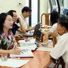 Mô hình “Ngày thứ Bảy - Chính quyền tận tâm, công dân thuận tiện” do UBND phường Bắc Gianh triển khai để tiếp nhận, hướng dẫn và giải quyết hồ sơ cho người dân vào ngày cuối tuần. (Ảnh: Tá Chuyên/TTXVN)