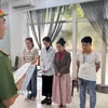 Lực lượng chức năng đọc lệnh Khởi tố tại Phòng khám Đa khoa Quốc tế Đà Nẵng. (Ảnh: TTXVN phát)