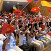Sinh viên kiều bào hào hứng tham dự buổi lễ khai mạc. (Ảnh: Tường Quân/TTXVN)