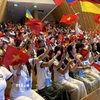 Sinh viên kiều bào hào hứng tham dự buổi lễ khai mạc. (Ảnh: Tường Quân/TTXVN)