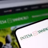 Logo của Ngân hàng Intesa Sanpaolo trên điện thoại. (Nguồn: Reuters)