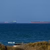Tàu hàng chờ ở ngoài khơi Oman để di chuyển qua eo biển Hormuz, sau khi Mỹ-Iran đạt thỏa thuận ngừng bắn 2 tuần, ngày 8/4/2026. (Ảnh: Anadolu Agency/TTXVN)