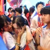 Các thanh niên kiều bào bịn rịn chia tay nhau tại Lễ bế mạc chương trình Trại Hè Việt Nam 2025. (Ảnh: Diệp Trương/TTXVN)
