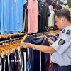 Lực lượng Quản lý thị trường Thành phố Hồ Chí Minh kiểm tra điểm kinh doanh trên địa bàn. (Ảnh: Hương Giang/TTXVN)