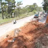 Một đoạn bờ taluy chống sạt lở trên quốc lộ 20 (đoạn qua phường Xuân Trường-Đà Lạt) được gấp rút thi công hoàn thiện. (Ảnh: Nguyễn Dũng/TTXVN)