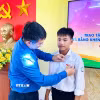 Trao tặng Huy hiệu "Tuổi trẻ dũng cảm" cho em Chu Văn Tuấn Vũ. (Ảnh: TTXVN phát)
