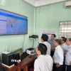 Lãnh đạo UBND tỉnh Vĩnh Long các sở ngành kiểm tra hệ thống giám sát tàu cá tại cảng cá Bình Đại. (Ảnh: Huỳnh Phúc Hậu/TTXVN)