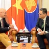 Đại sứ đặc mệnh toàn quyền Việt Nam tại Pháp Trịnh Đức Hải trao đổi với ông Frédéric Cheneau, Phó Chủ tịch phụ trách phát triển kinh doanh quốc tế của Assystem, về hợp tác trong lĩnh vực điện hạt nhân. (Ảnh: Hữu Chiến/TTXVN)