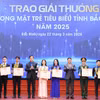 Các đại biểu khen thưởng những gương mặt trẻ tiêu biểu tỉnh Bắc Ninh năm 2025. (Ảnh: Báo Bắc Ninh)
