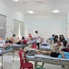 Các bệnh nhân nghi do ngộ độc thực phẩm đang điều trị tại Trung tâm Y tế Ea H’Leo, tỉnh Đắk Lắk ngày 29/3. (Ảnh: TTXVN phát)