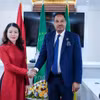 Thứ trưởng Bộ Ngoại giao Nguyễn Minh Hằng và Quốc vụ khanh Bộ Ngoại giao Ethiopia Mesganu Arga. (Ảnh: Báo Quốc tế)
