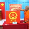Các vị sư sãi đi bầu tại điểm khu vực bỏ phiếu ấp Hương Phụ A, xã Châu Thành, tỉnh Vĩnh Long. (Ảnh: Thanh Hòa/TTXVN)
